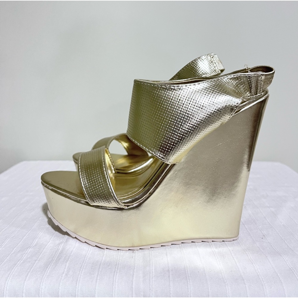 Steve Madden gold wedge